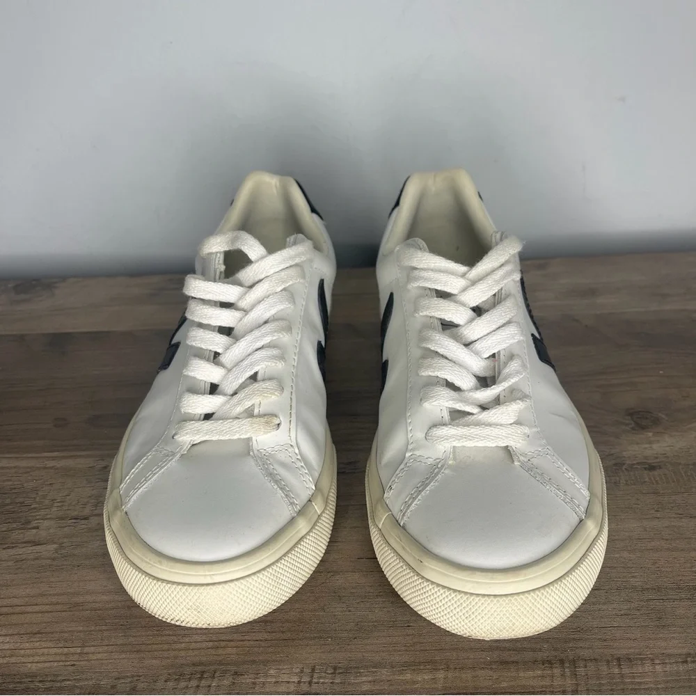 Women’s Veja esplar White and Black Sneakers tennis shoes‎ size 6